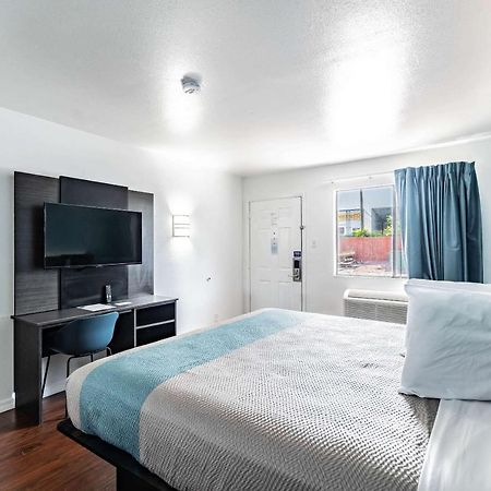 Motel 6 Tampa Near Fairgrounds - Casino Bagian luar foto
