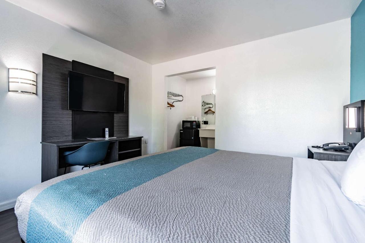 Motel 6 Tampa Near Fairgrounds - Casino Bagian luar foto