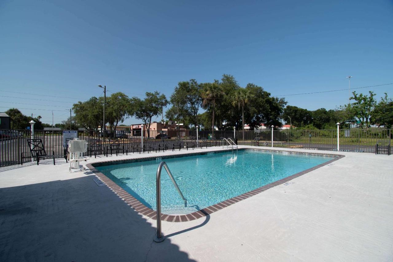 Motel 6 Tampa Near Fairgrounds - Casino Bagian luar foto