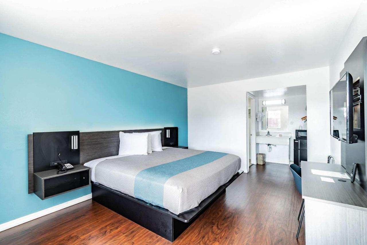 Motel 6 Tampa Near Fairgrounds - Casino Bagian luar foto