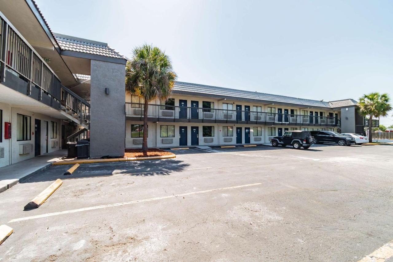 Motel 6 Tampa Near Fairgrounds - Casino Bagian luar foto