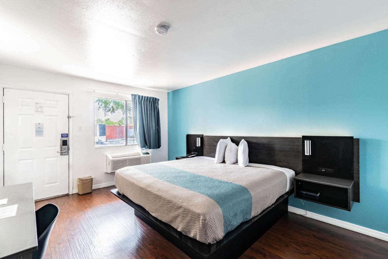 Motel 6 Tampa Near Fairgrounds - Casino Bagian luar foto