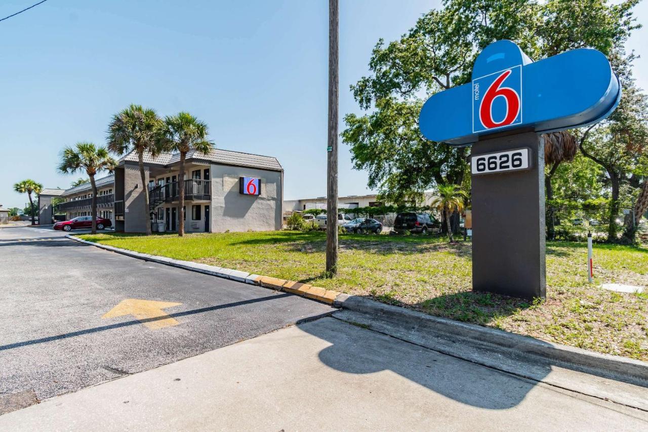Motel 6 Tampa Near Fairgrounds - Casino Bagian luar foto