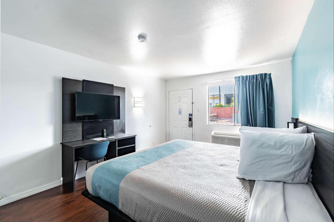 Motel 6 Tampa Near Fairgrounds - Casino Bagian luar foto