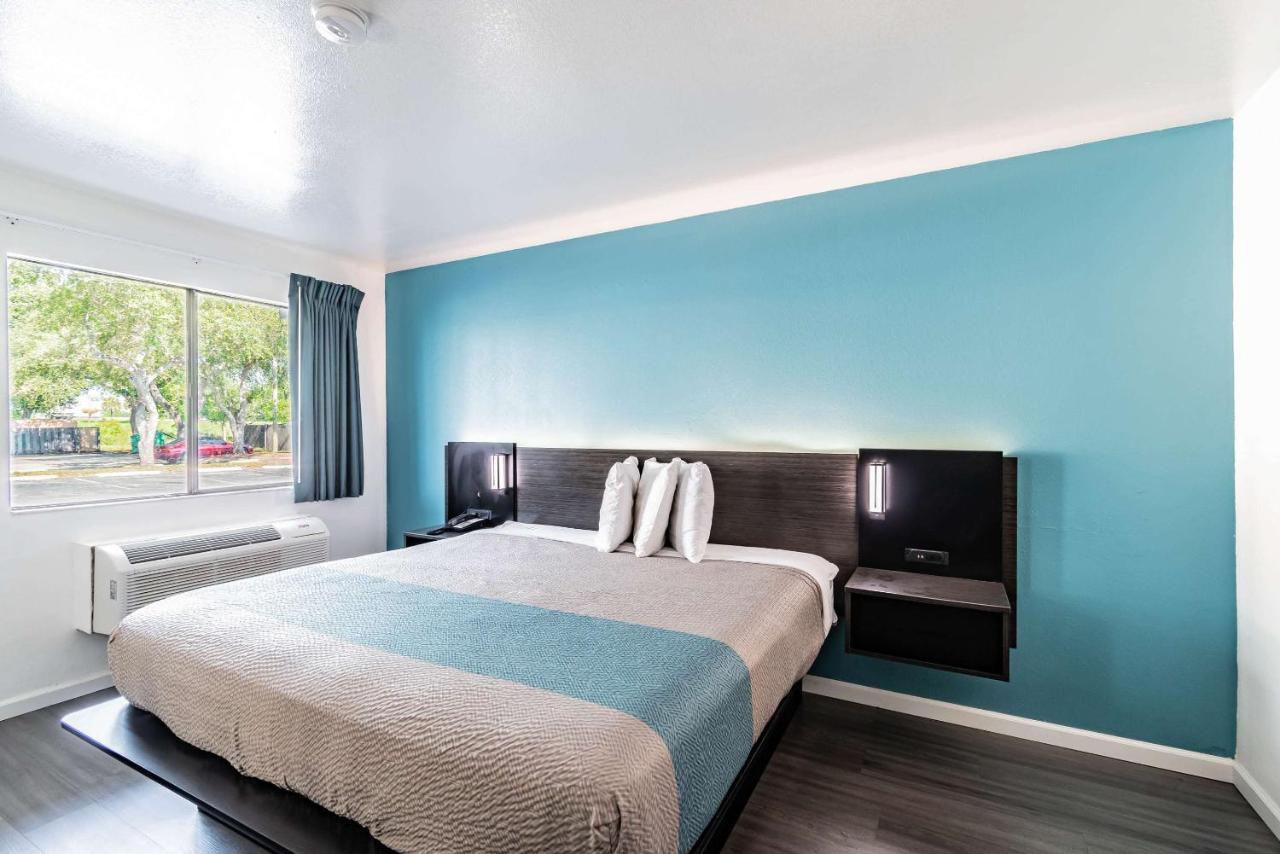 Motel 6 Tampa Near Fairgrounds - Casino Bagian luar foto