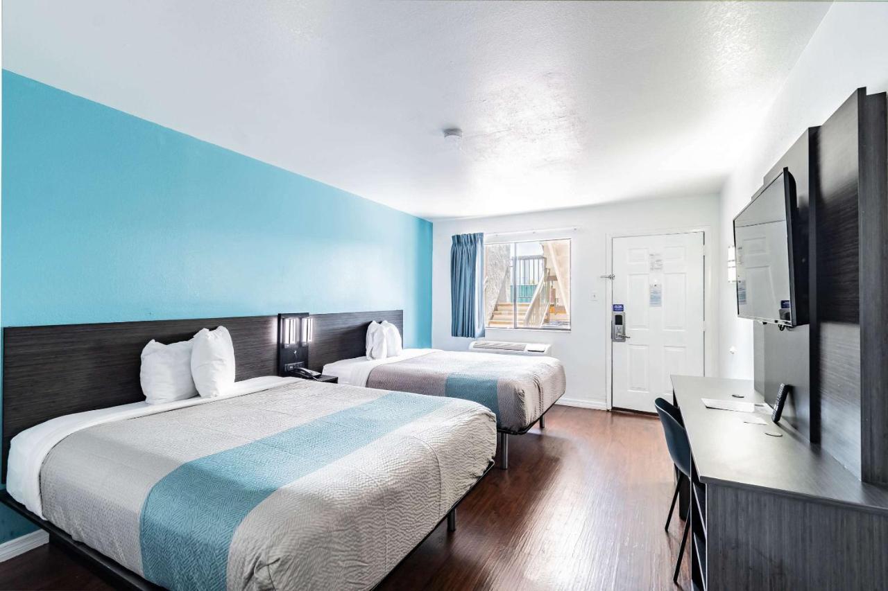 Motel 6 Tampa Near Fairgrounds - Casino Bagian luar foto