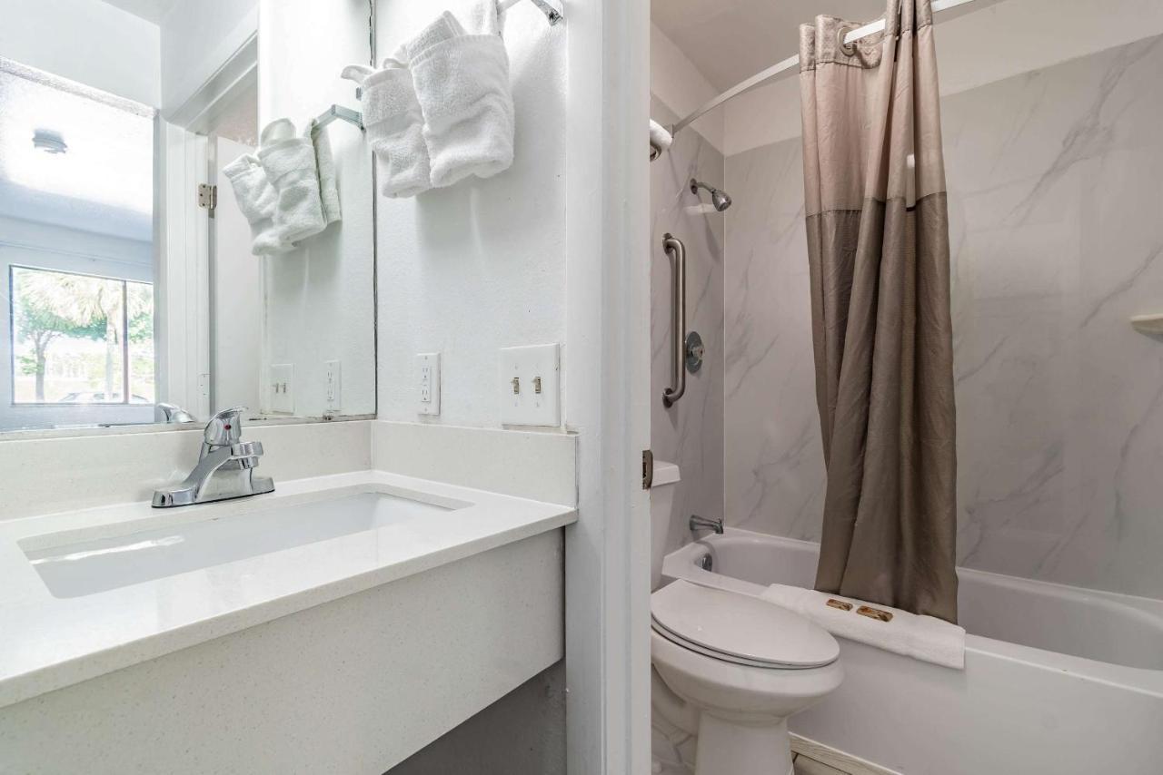 Motel 6 Tampa Near Fairgrounds - Casino Bagian luar foto