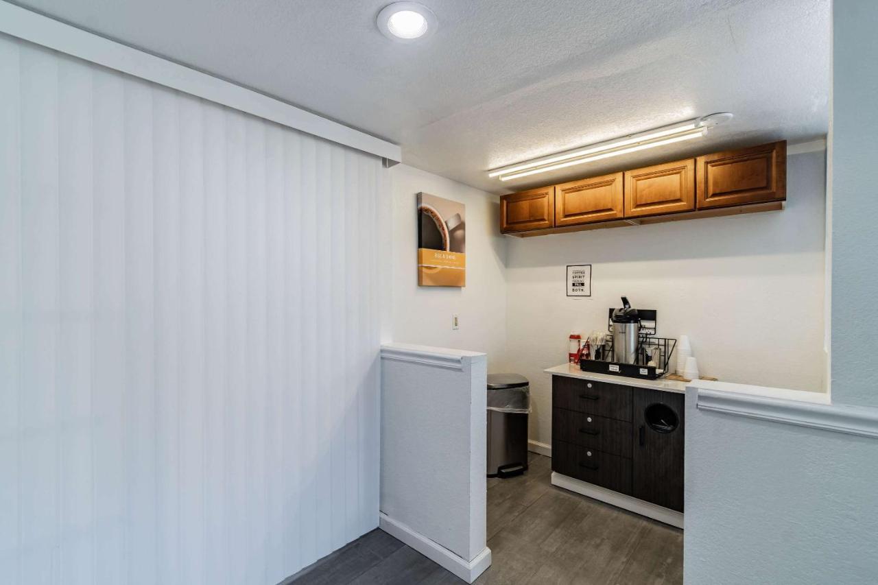 Motel 6 Tampa Near Fairgrounds - Casino Bagian luar foto