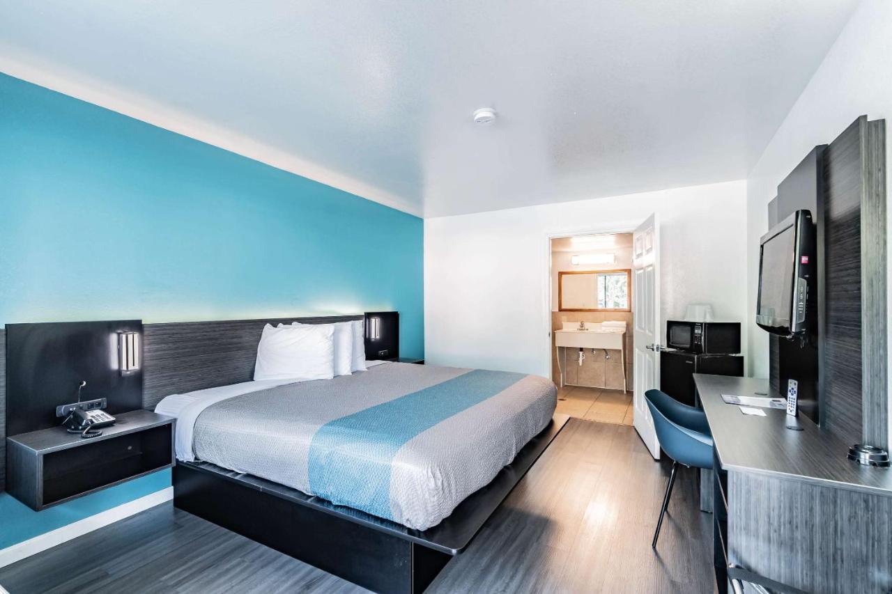 Motel 6 Tampa Near Fairgrounds - Casino Bagian luar foto
