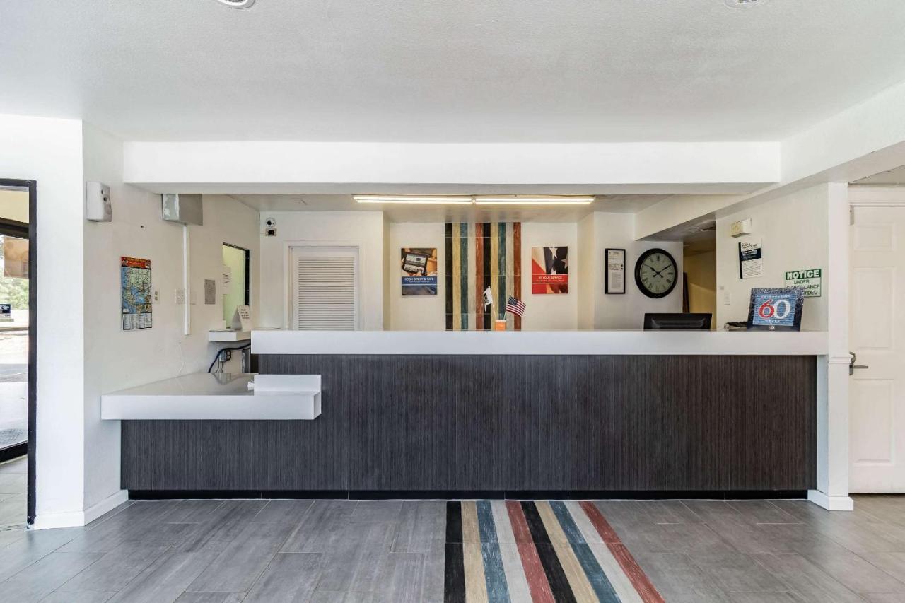 Motel 6 Tampa Near Fairgrounds - Casino Bagian luar foto