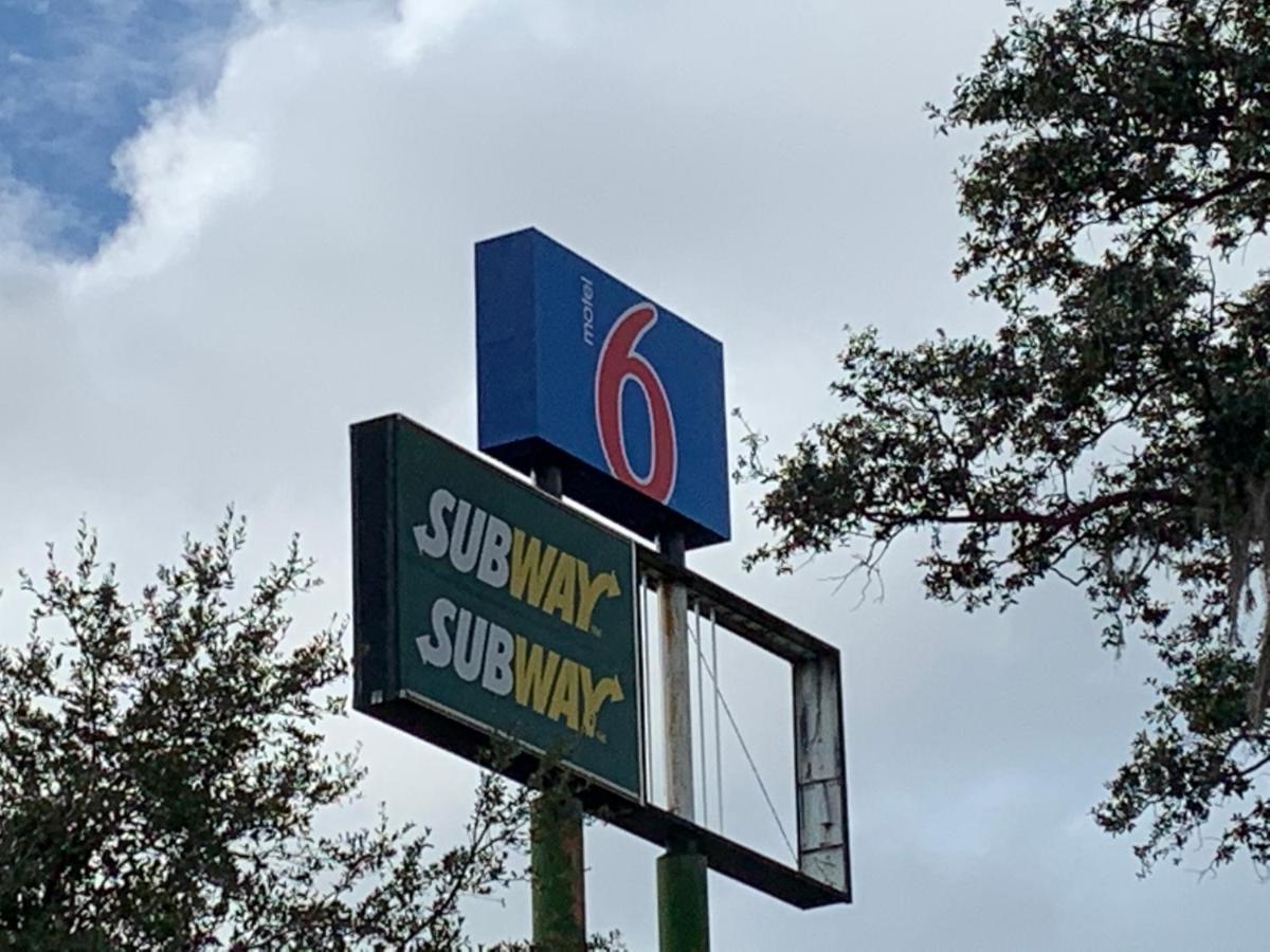 Motel 6 Tampa Near Fairgrounds - Casino Bagian luar foto